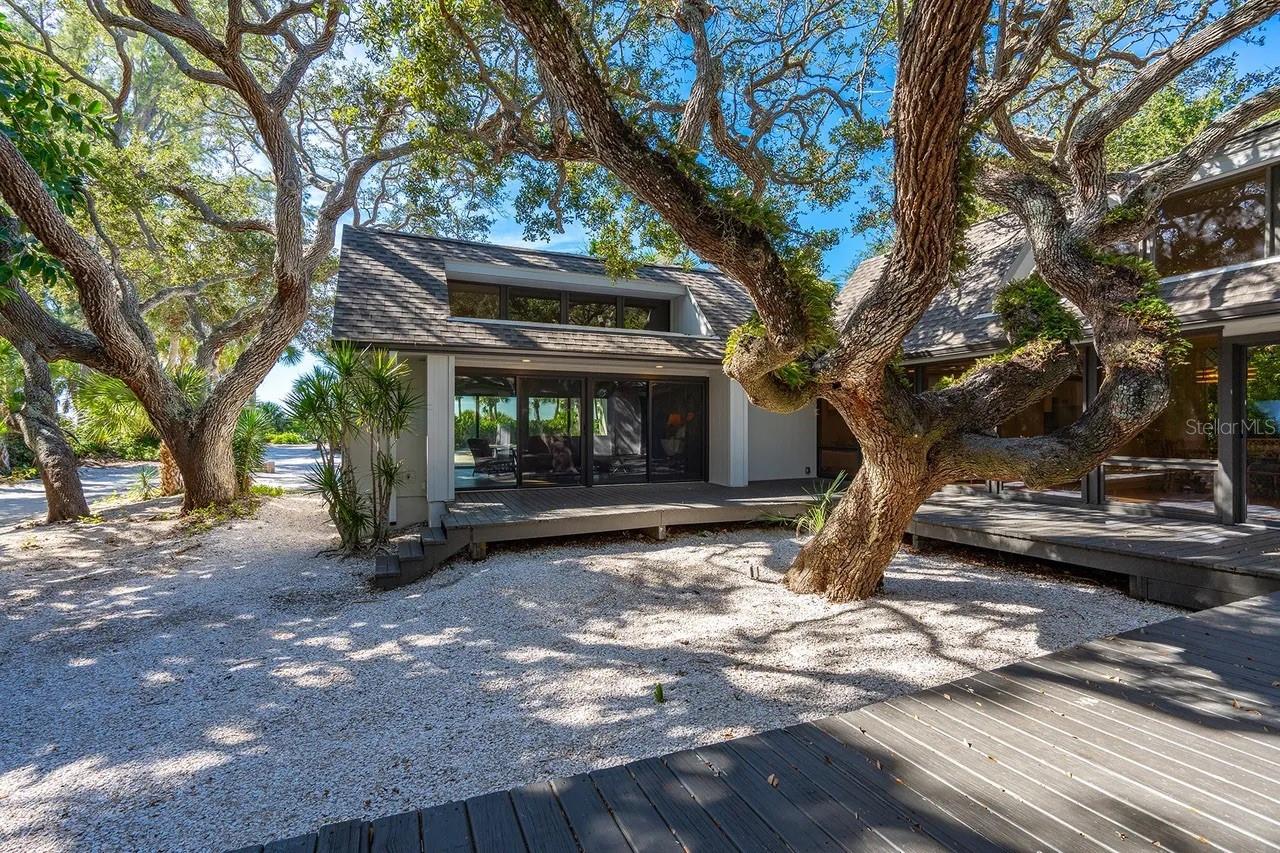 Listing photo id 8 for 854 Casey Key Road