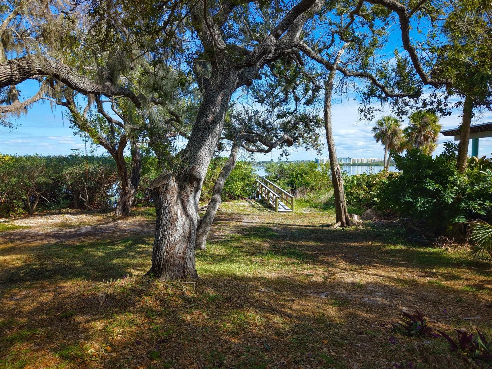 Listing photo id 11 for 854 Casey Key Road