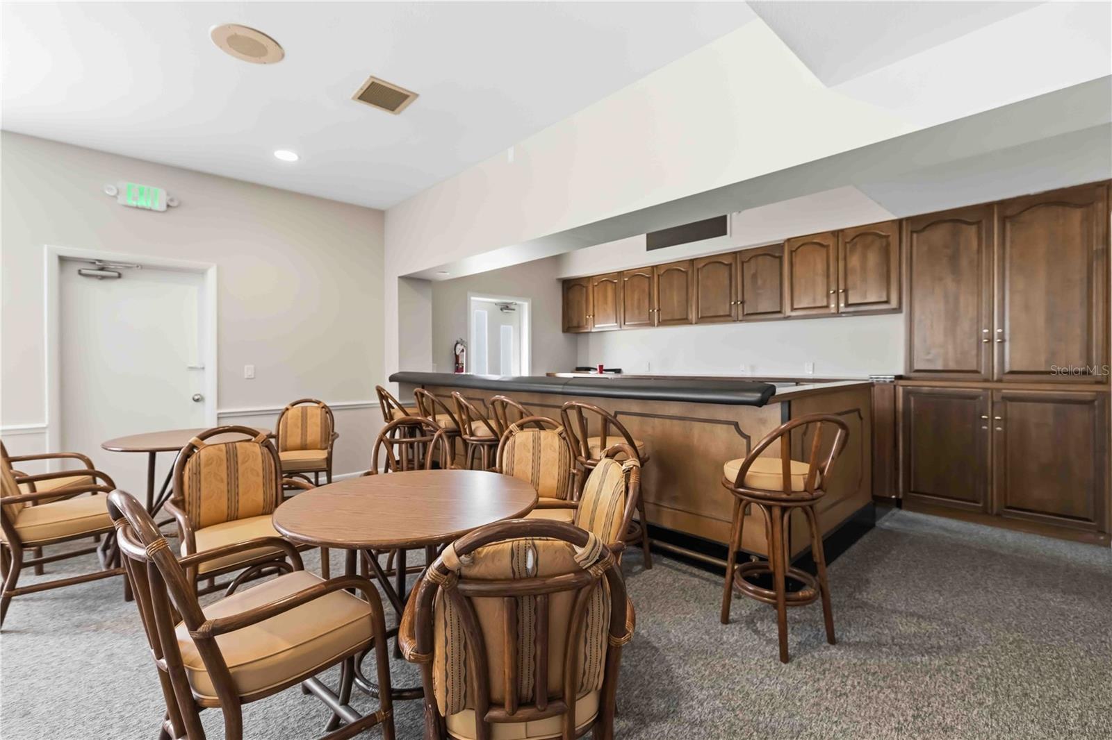 Image 41 of 61 For 5790 Midnight Pass Road 406