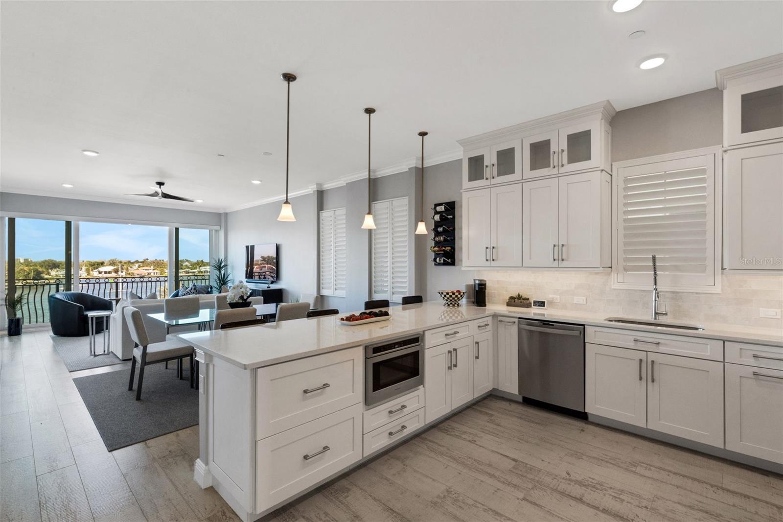 Listing photo id 8 for 501 Tamiami Trail N 402