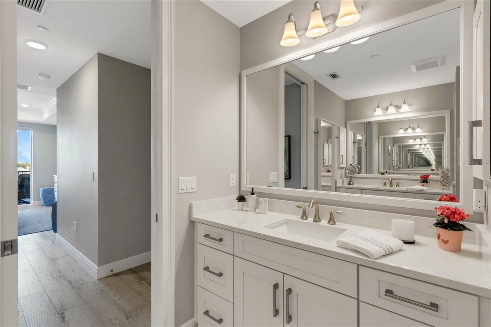 Listing photo id 20 for 501 Tamiami Trail N 402