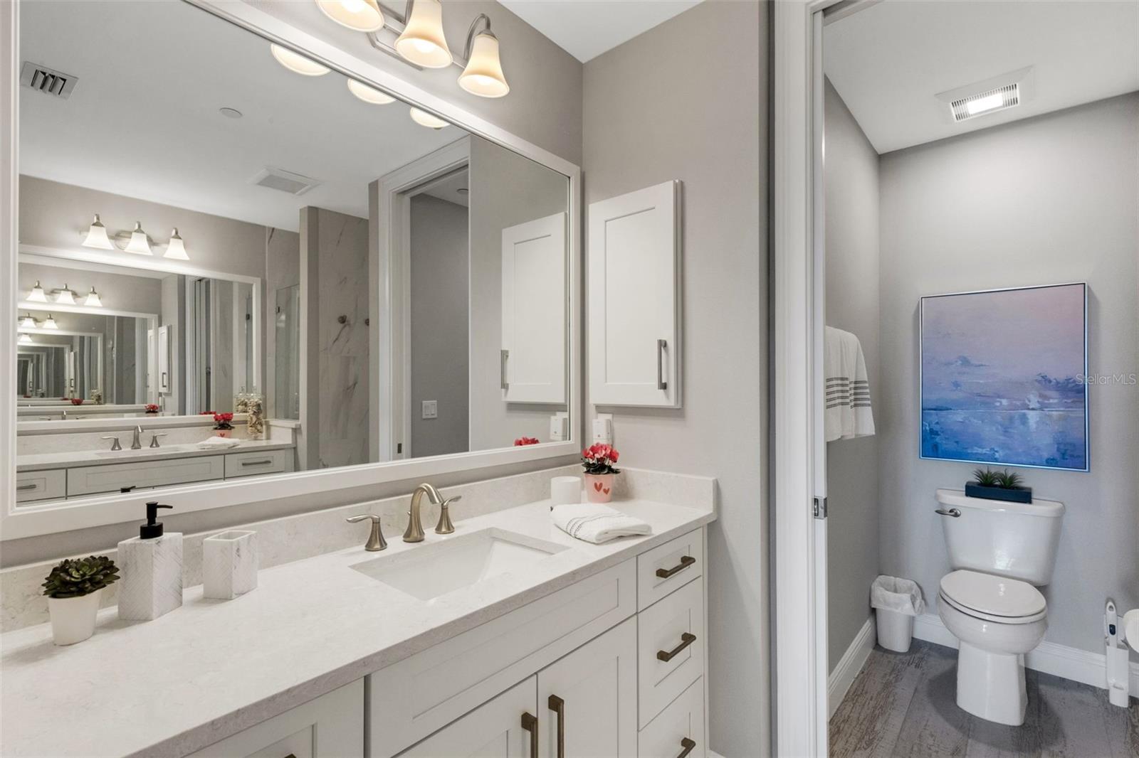 Listing photo id 21 for 501 Tamiami Trail N 402