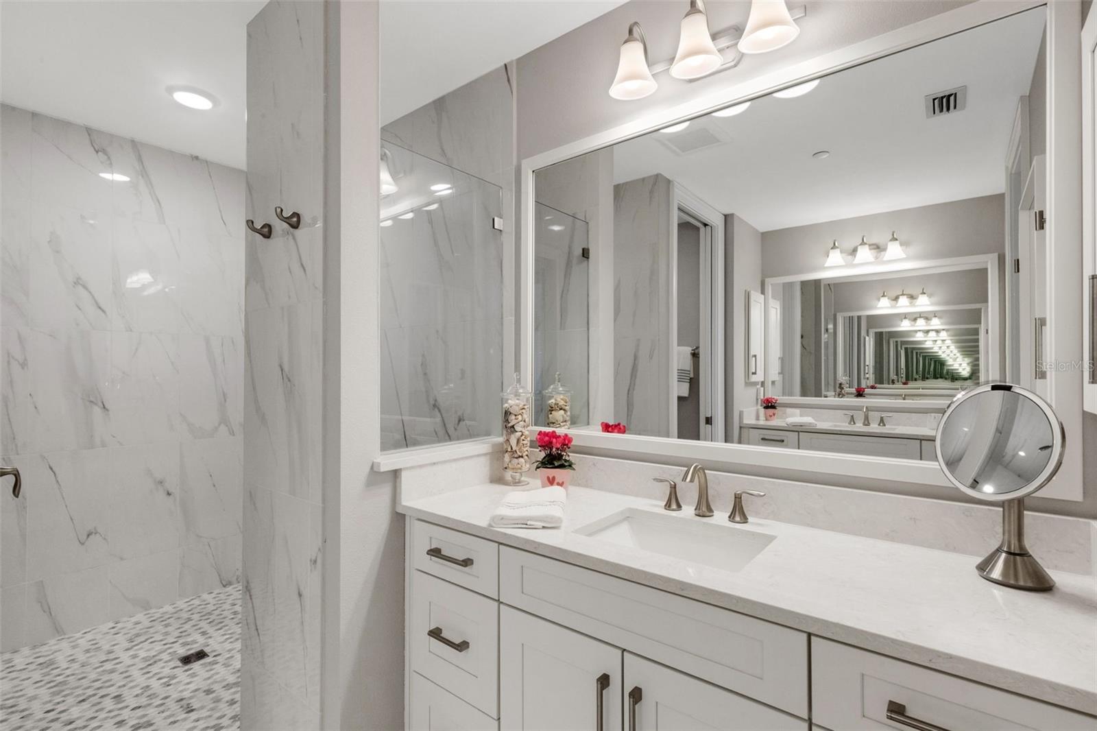 Listing photo id 22 for 501 Tamiami Trail N 402