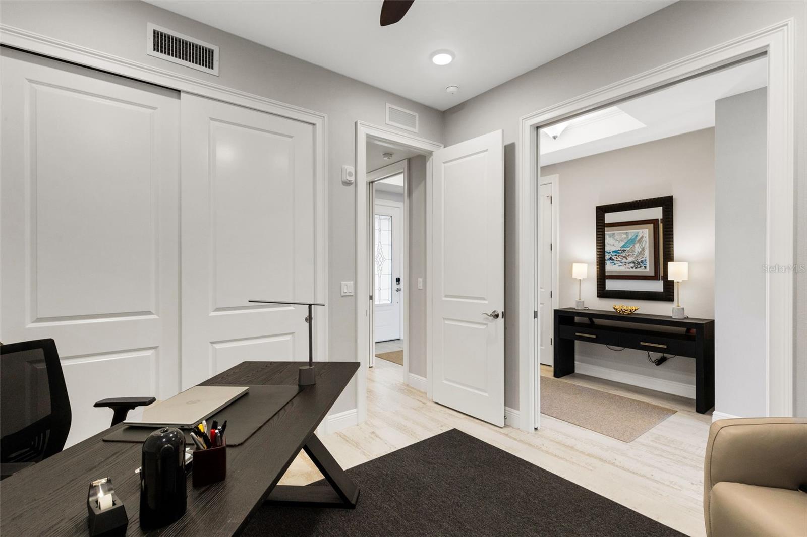 Listing photo id 25 for 501 Tamiami Trail N 402