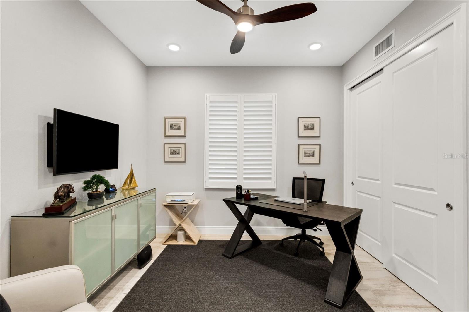 Listing photo id 28 for 501 Tamiami Trail N 402