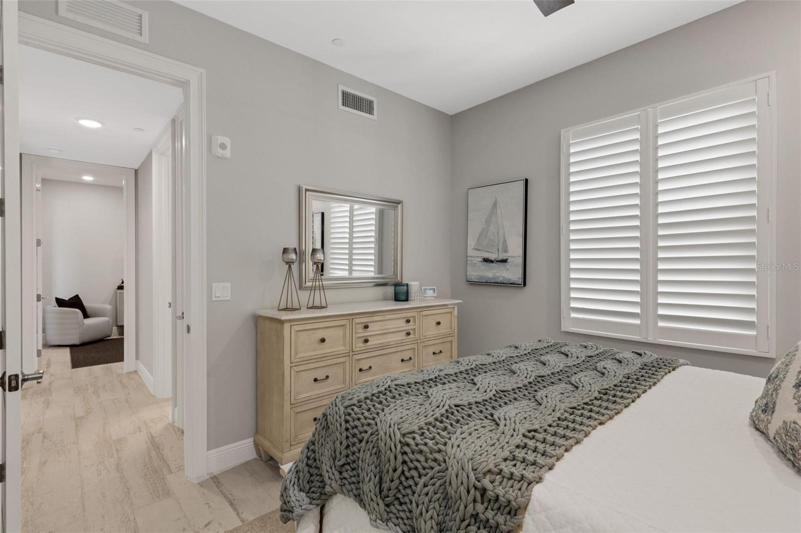 Listing photo id 29 for 501 Tamiami Trail N 402