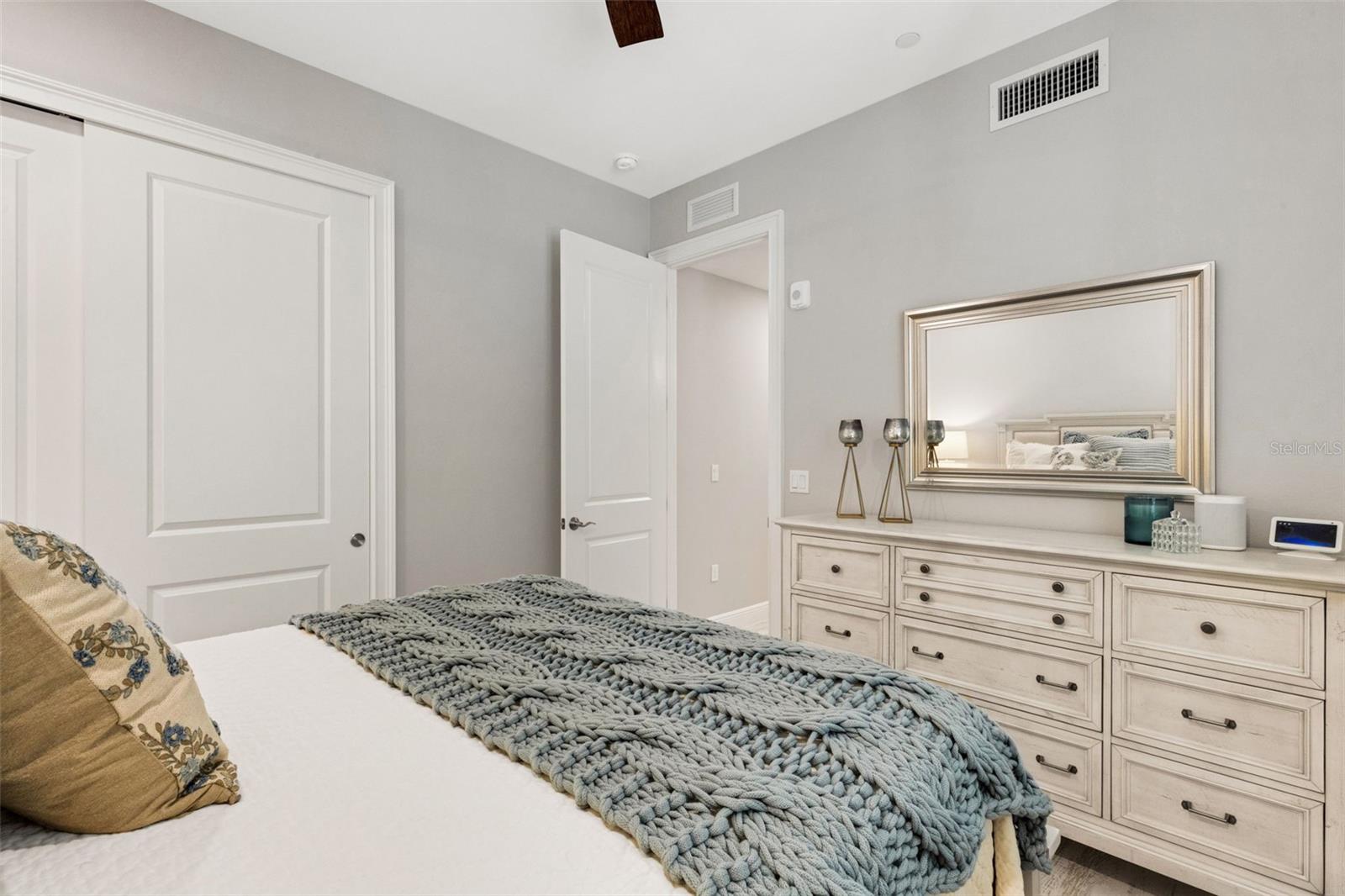 Listing photo id 32 for 501 Tamiami Trail N 402