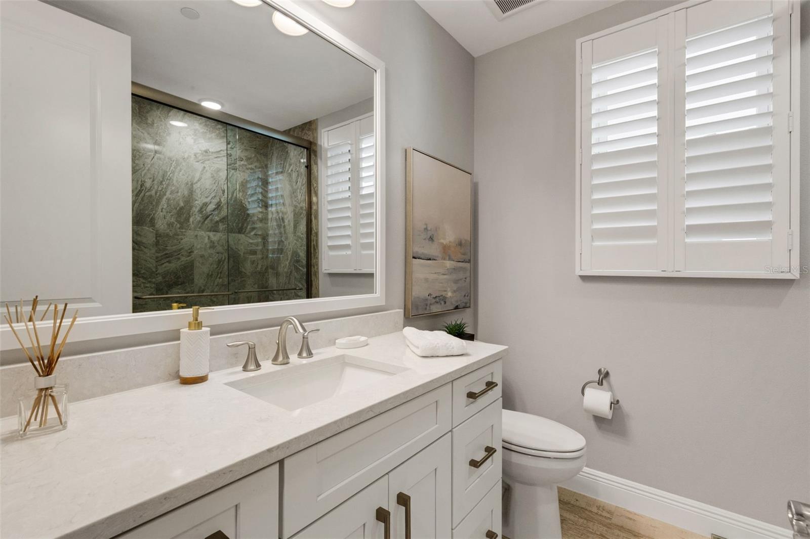 Listing photo id 33 for 501 Tamiami Trail N 402