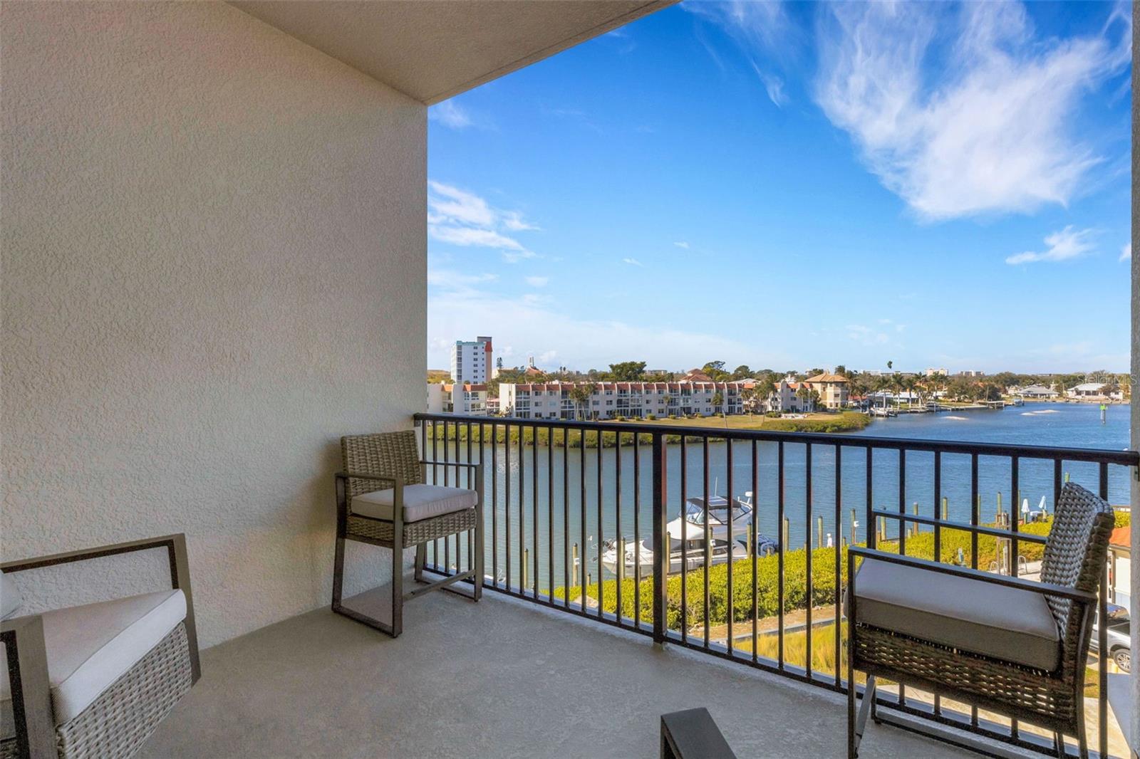 Listing photo id 39 for 501 Tamiami Trail N 402