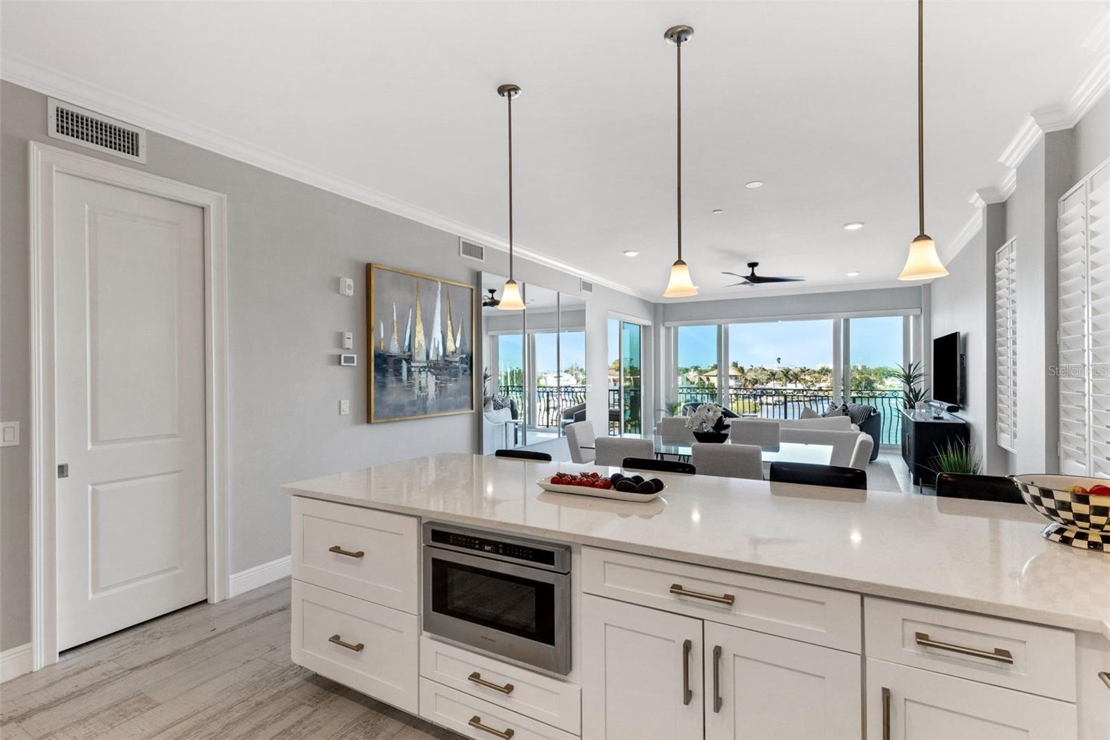 Listing photo id 7 for 501 Tamiami Trail N 402