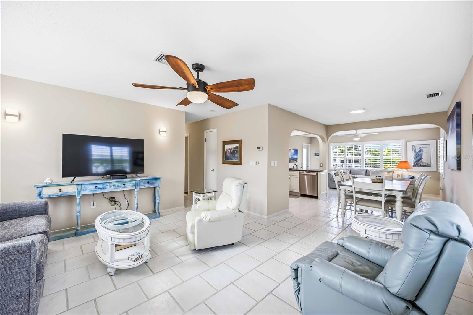 Image 7 of 56 For 1015 Beach Manor Circle 53