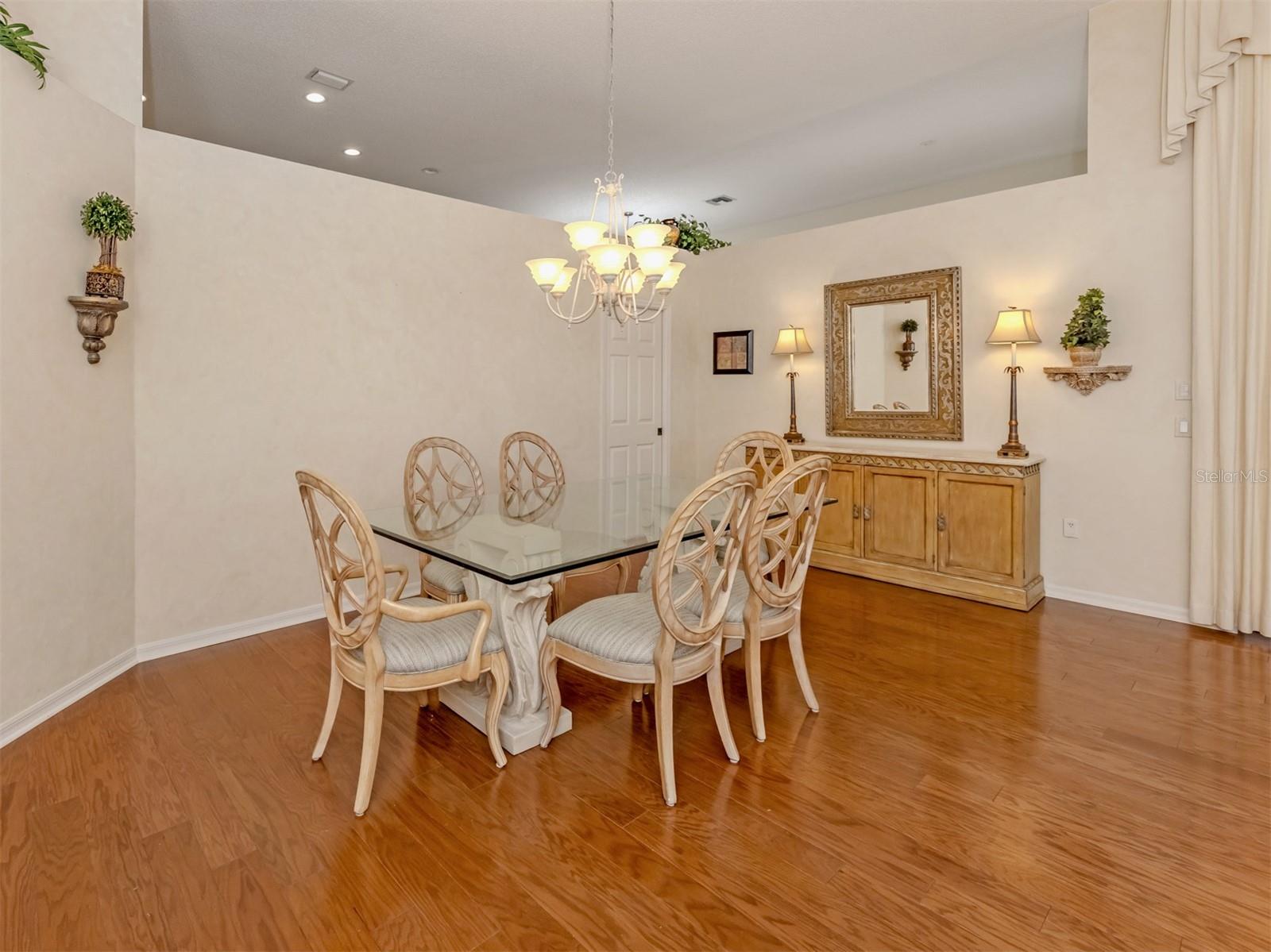 Image 8 of 86 For 620 Crossfield Circle 38