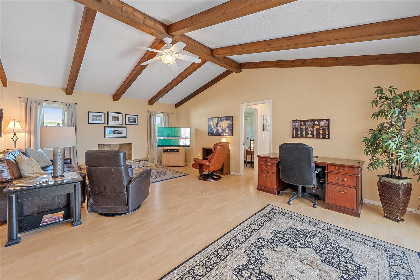 Listing photo id 19 for 1824 Raintree Lane