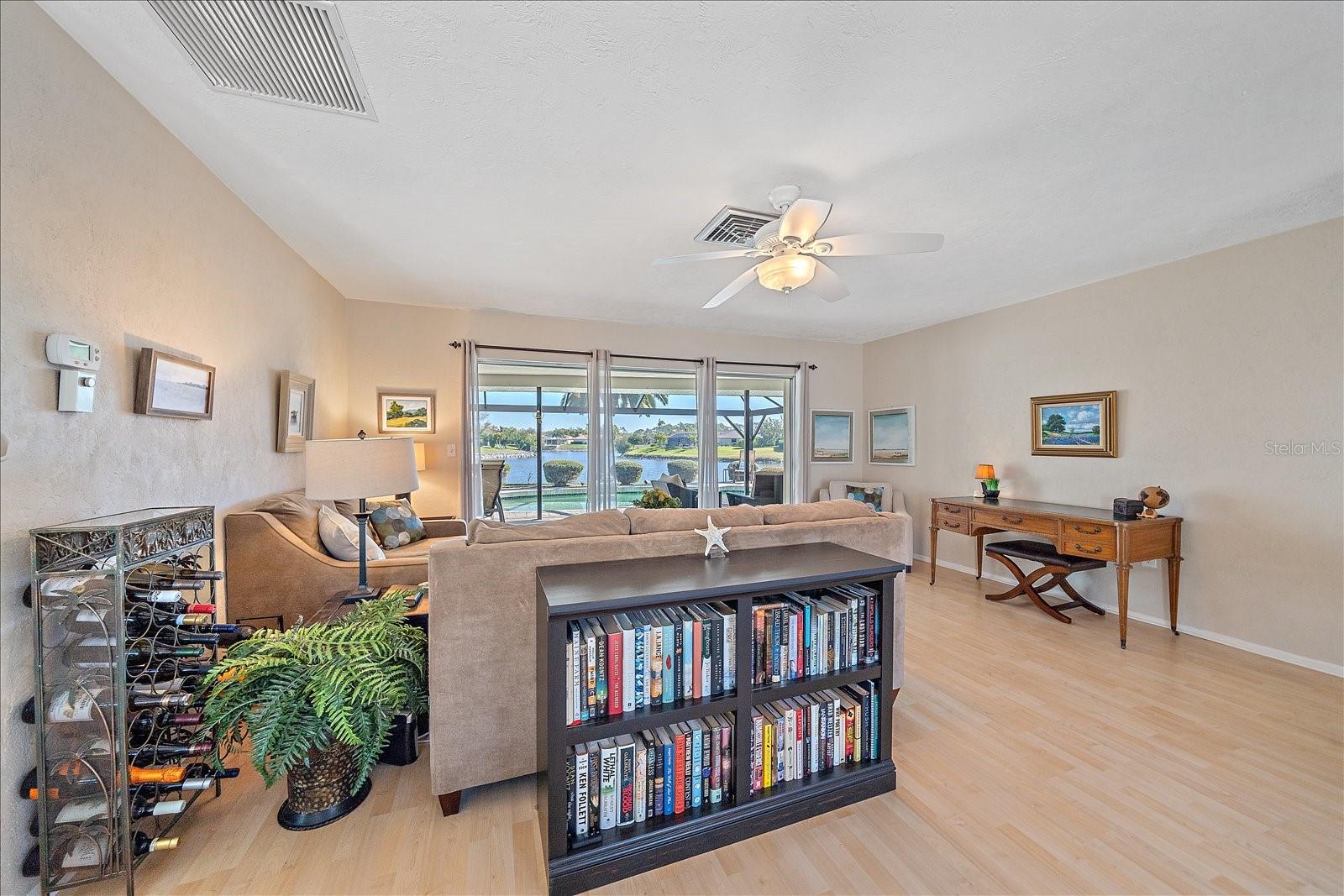 Listing photo id 4 for 1824 Raintree Lane