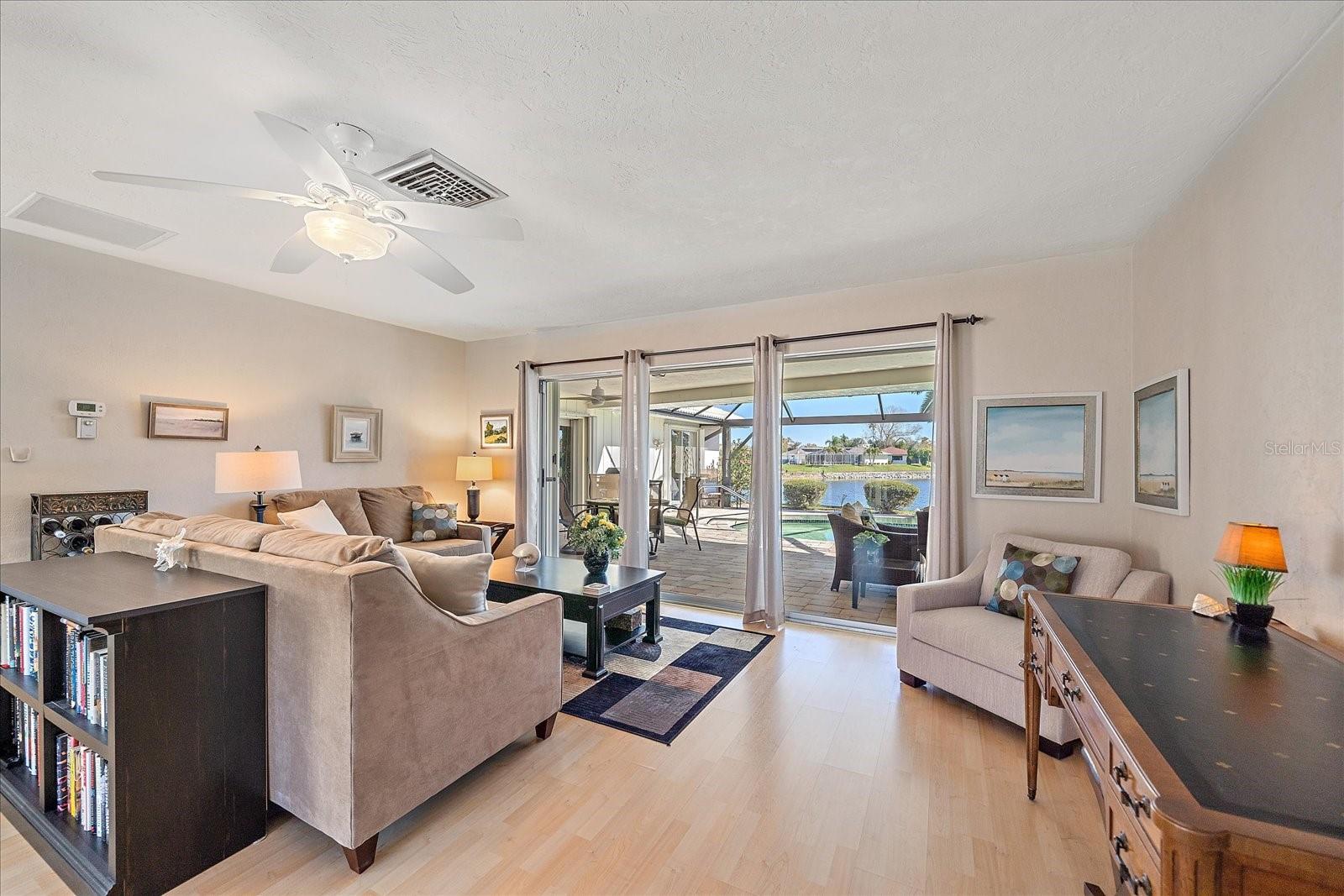 Listing photo id 5 for 1824 Raintree Lane