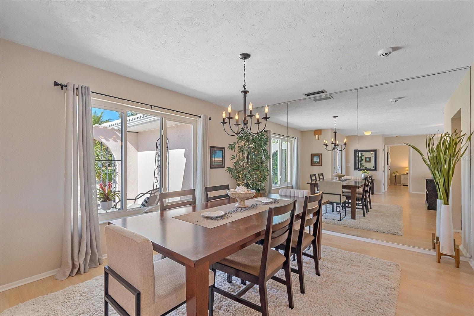 Listing photo id 7 for 1824 Raintree Lane