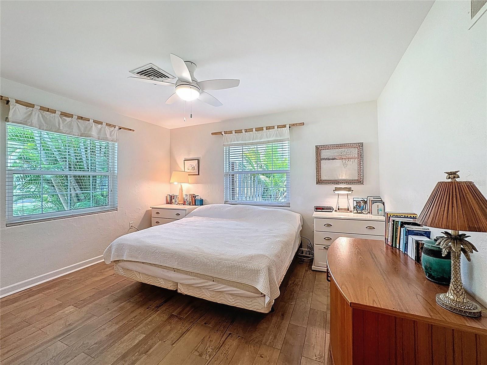 Image 18 of 48 For 337 Harbor Drive S