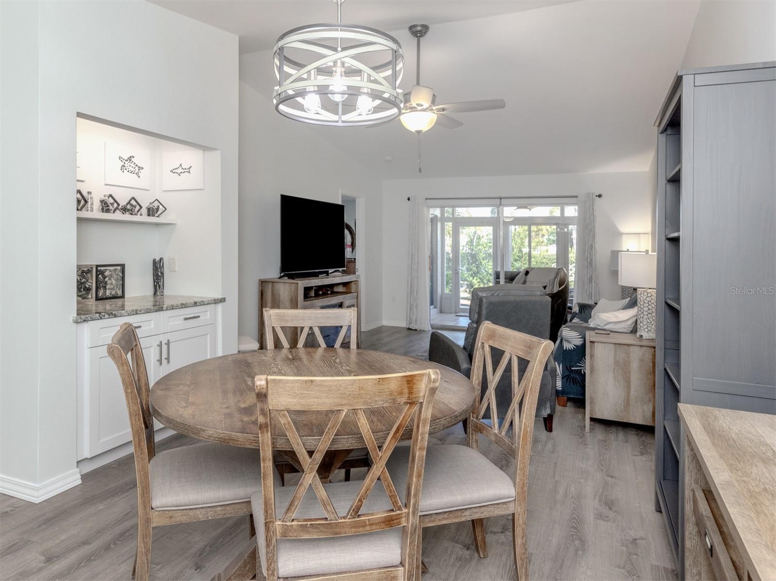 Image 14 of 82 For 601 Pinebrook Crescent 1