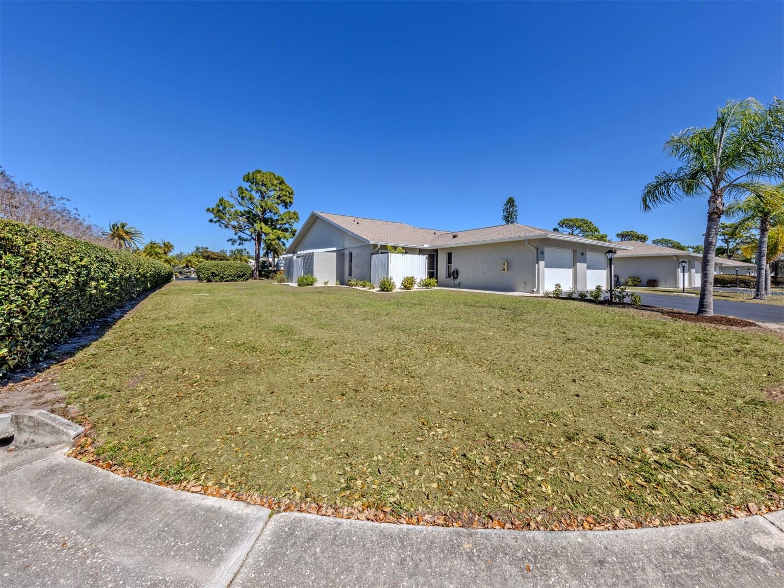 Image 3 of 82 For 601 Pinebrook Crescent 1