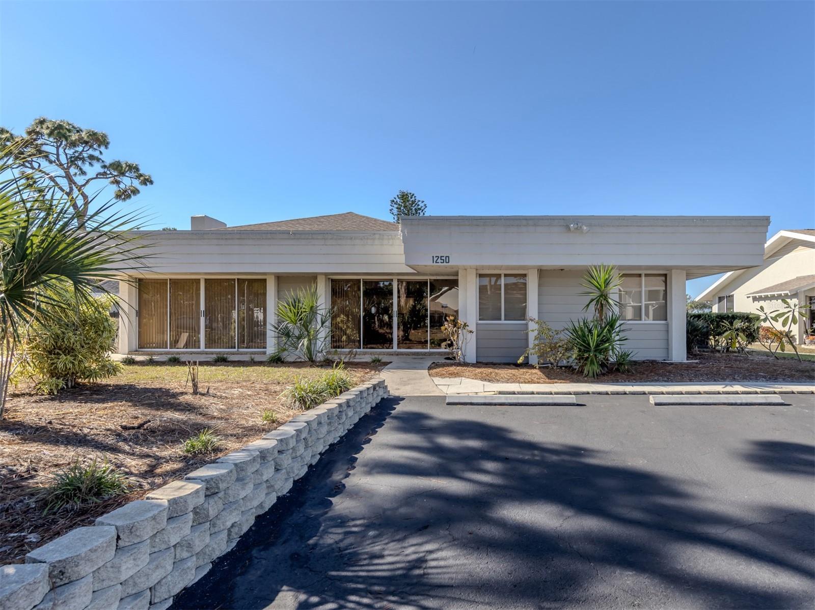 Image 34 of 82 For 601 Pinebrook Crescent 1