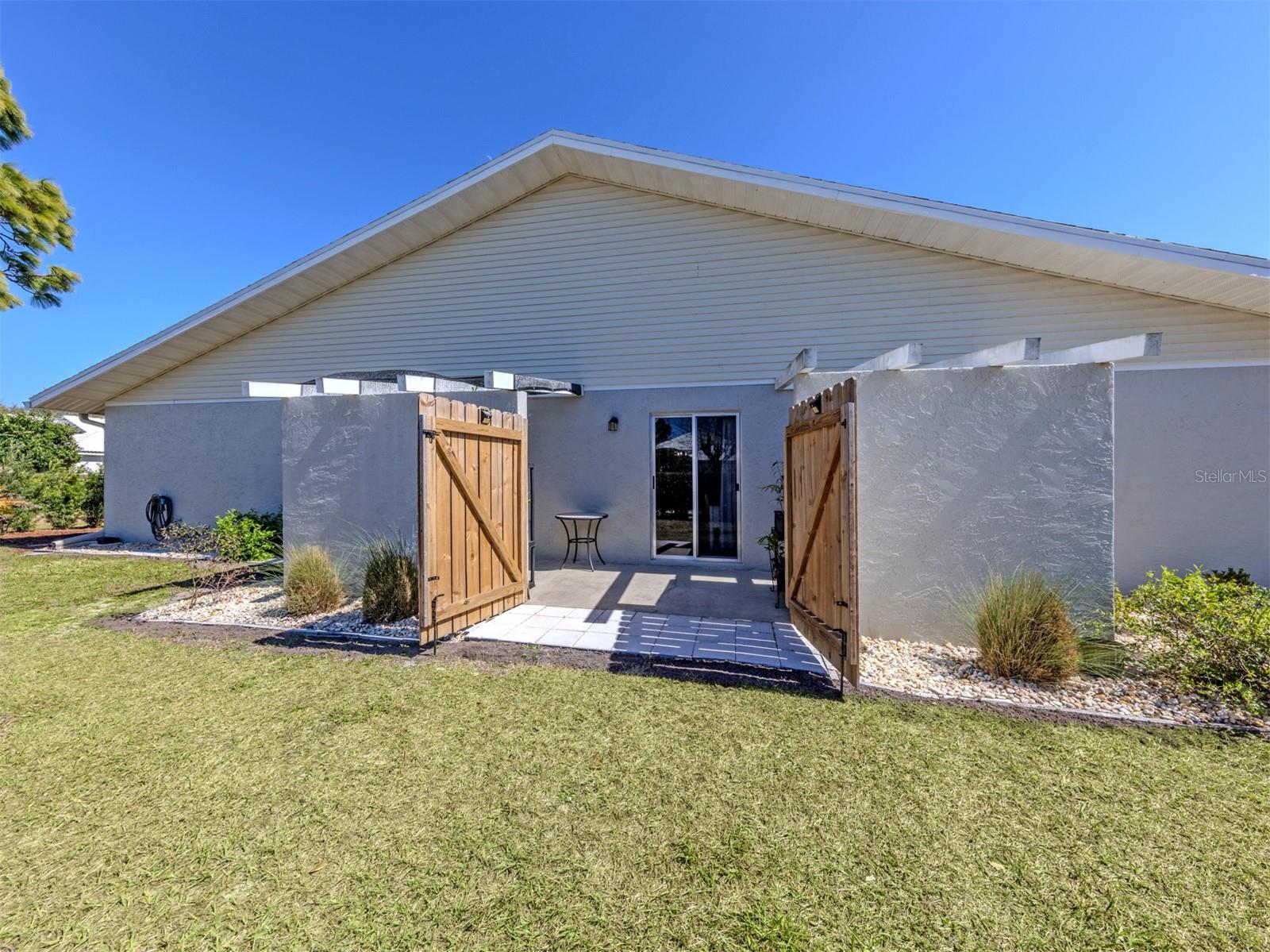 Image 4 of 82 For 601 Pinebrook Crescent 1