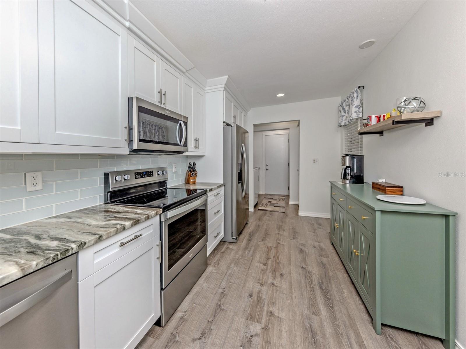 Image 9 of 82 For 601 Pinebrook Crescent 1