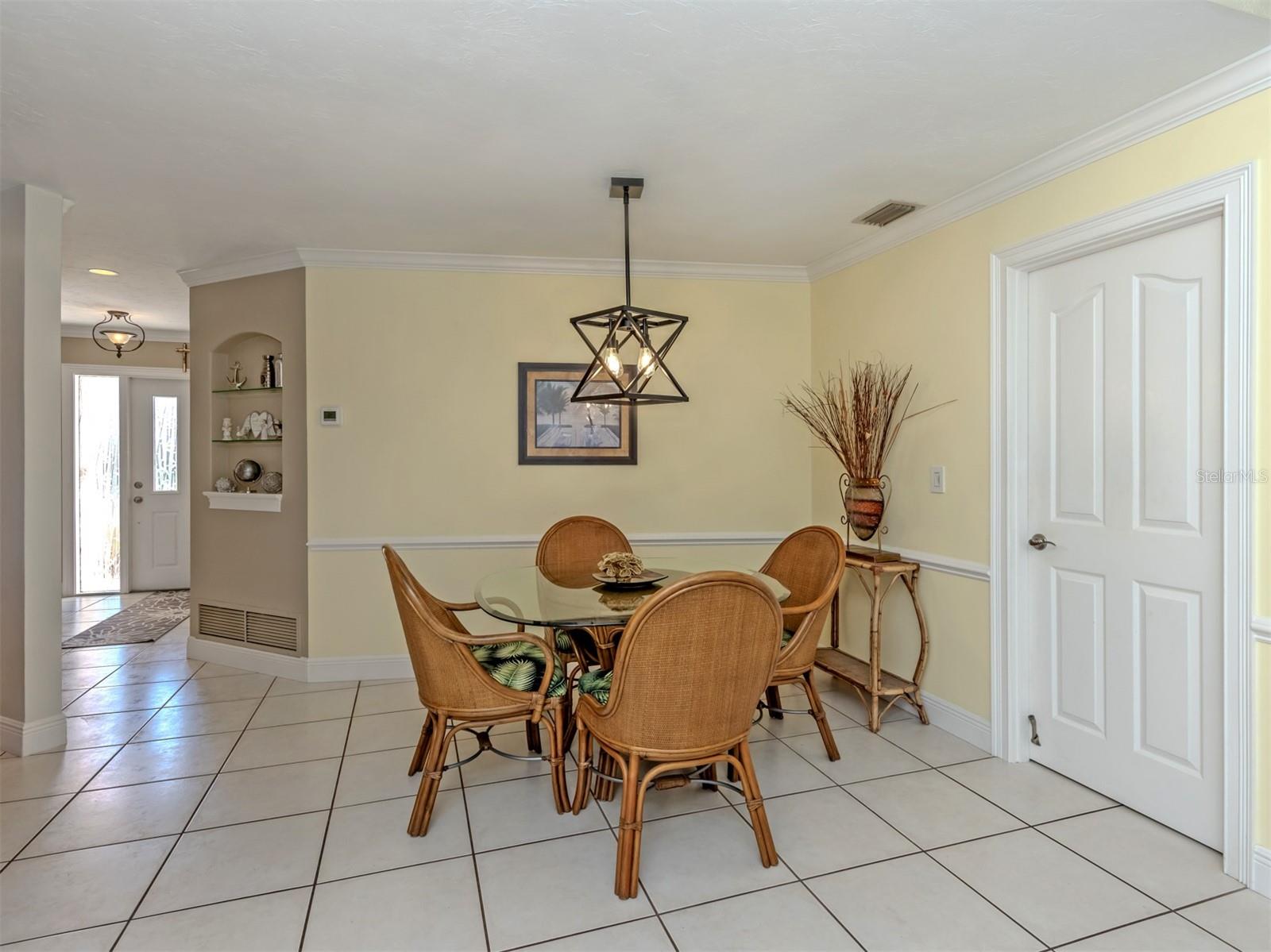 Listing photo id 9 for 1832 Ironwood Court