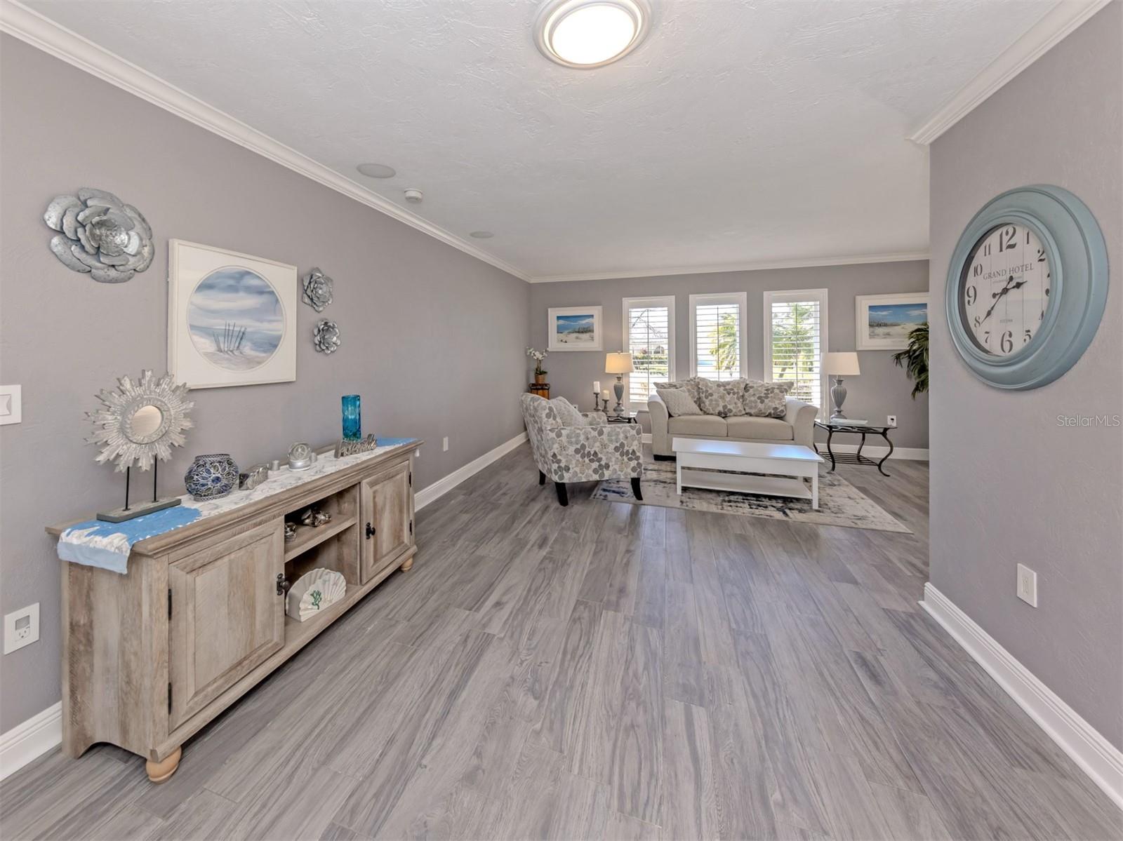 Listing photo id 3 for 1832 Ironwood Court