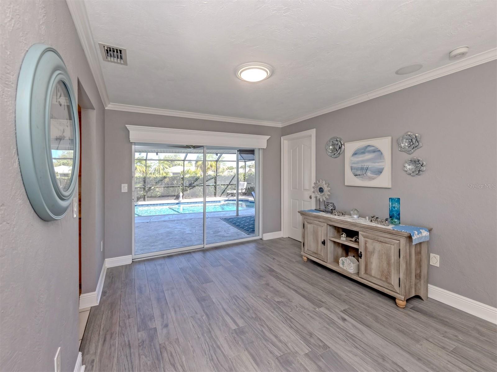 Listing photo id 4 for 1832 Ironwood Court