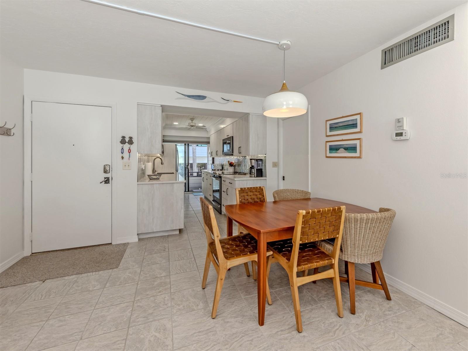 Image 10 of 75 For 1555 Tarpon Center Drive 242