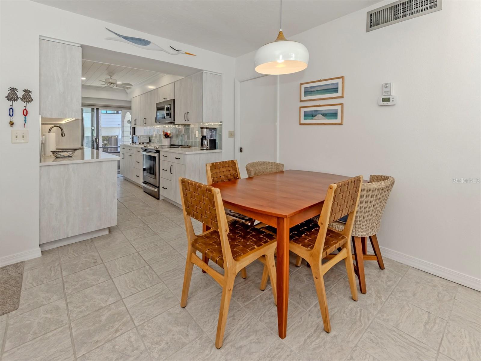 Image 11 of 75 For 1555 Tarpon Center Drive 242