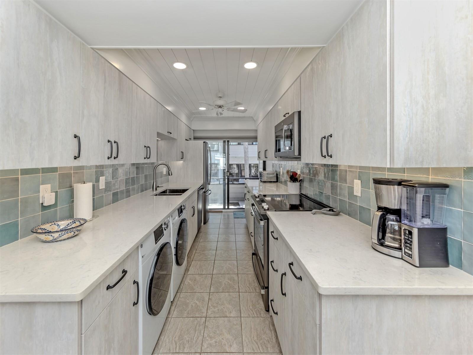 Image 13 of 75 For 1555 Tarpon Center Drive 242