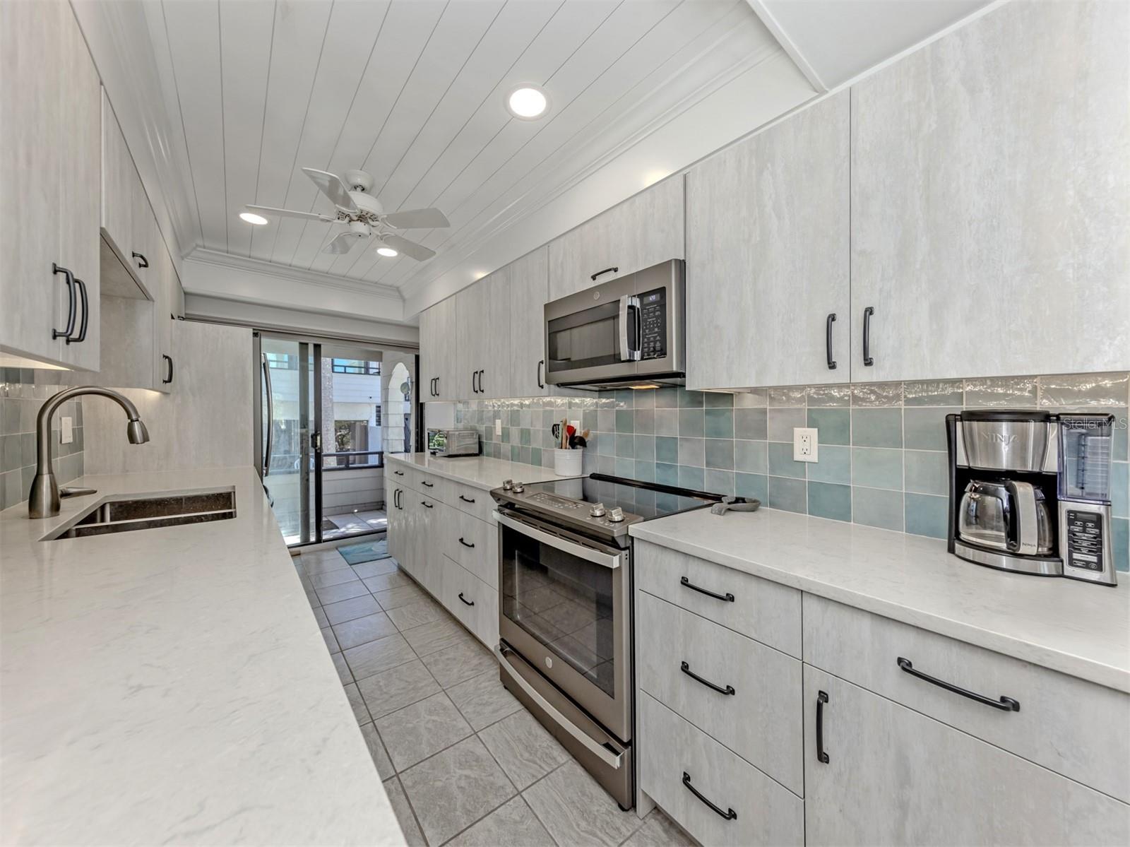 Image 15 of 75 For 1555 Tarpon Center Drive 242