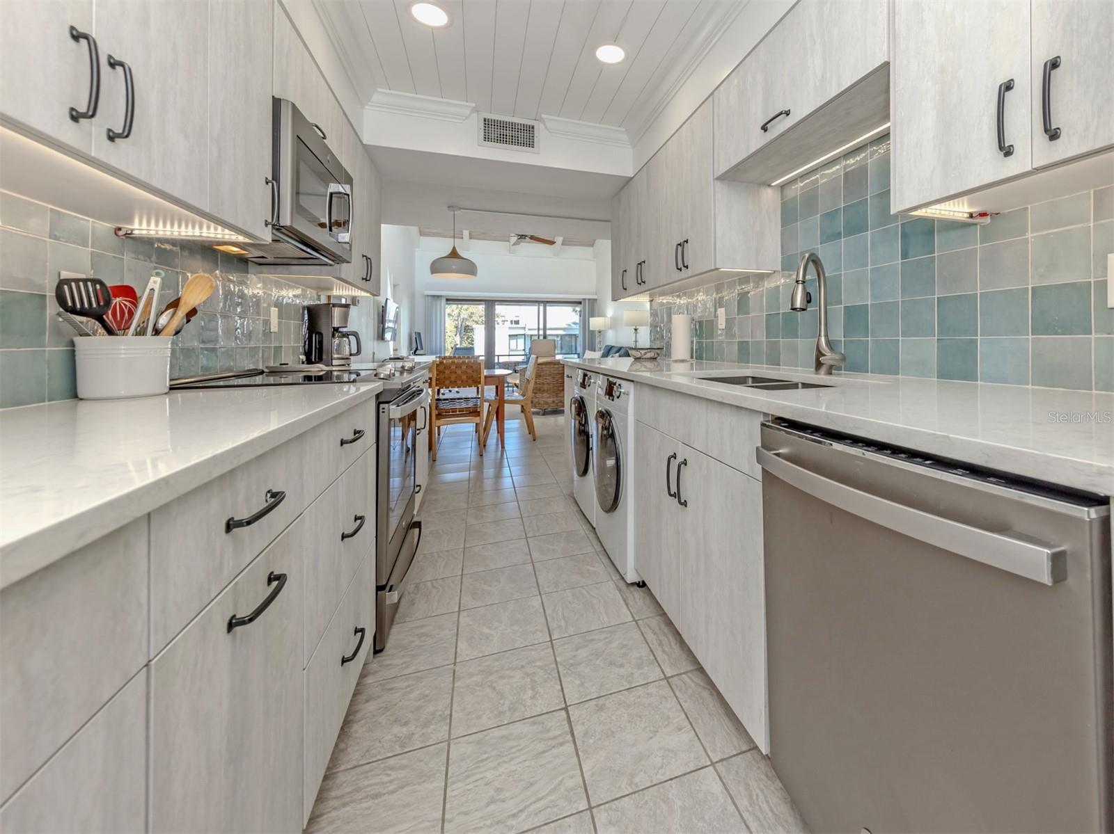 Image 17 of 75 For 1555 Tarpon Center Drive 242