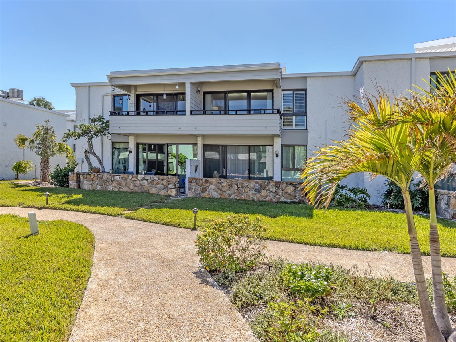 Image 27 of 75 For 1555 Tarpon Center Drive 242