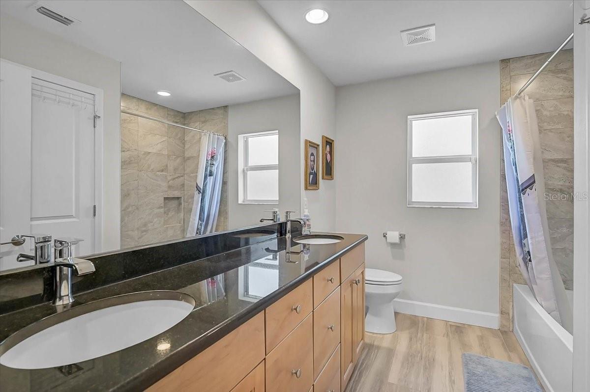 Listing photo id 16 for 4109 Cranberry Boulevard