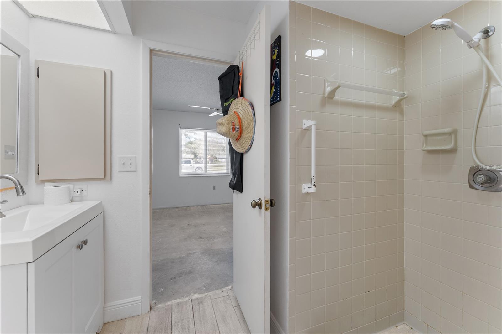 Image 12 of 26 For 401 Nassau Street S