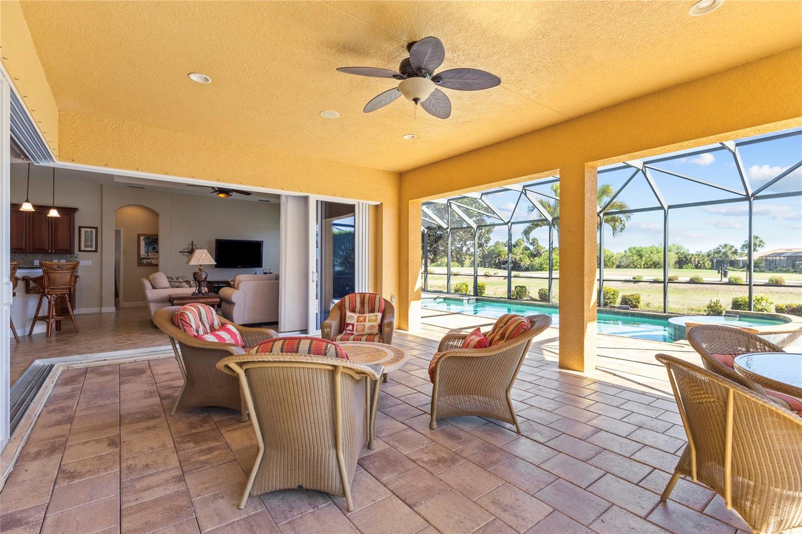 Listing photo id 18 for 214 Martellago Drive