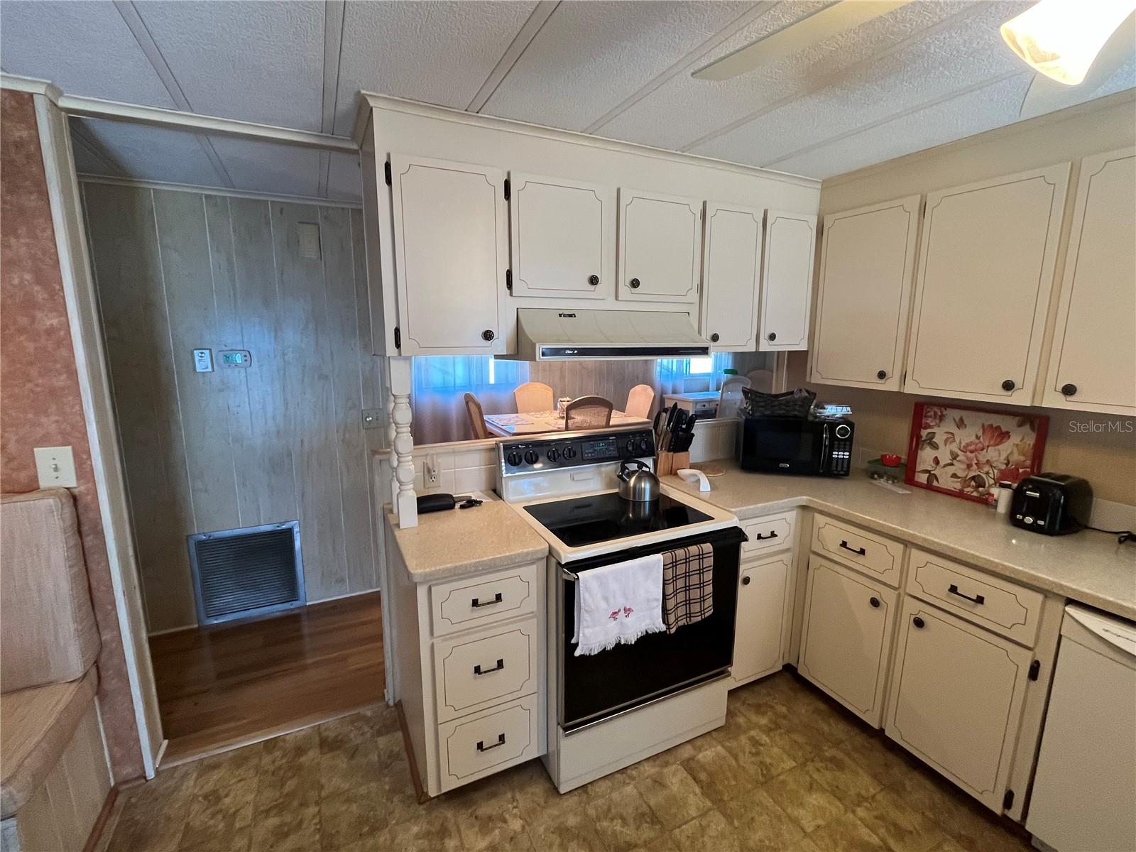 Image 8 of 34 For 958 Cortina Boulevard