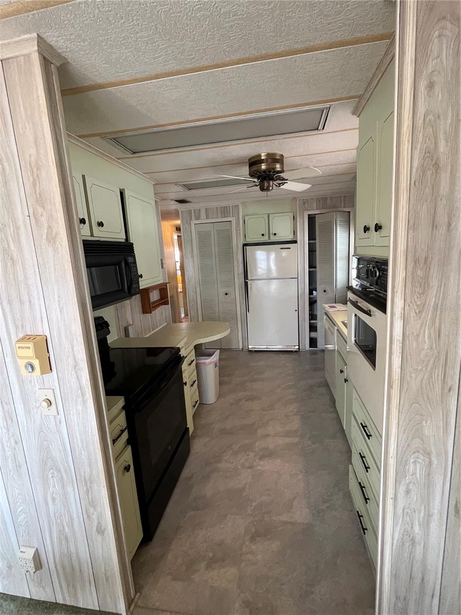 Image 15 of 43 For 807 Jolanda Circle