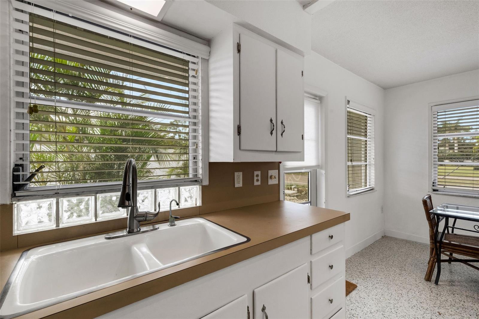 Listing photo id 9 for 533 Granada Avenue 1-3