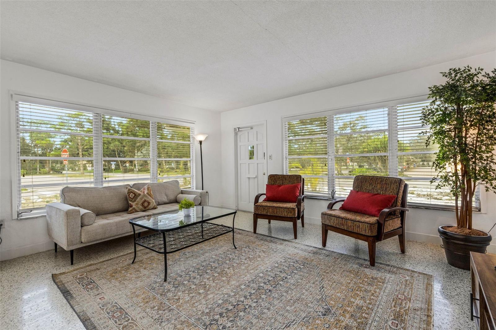 Listing photo id 0 for 533 Granada Avenue 1-3