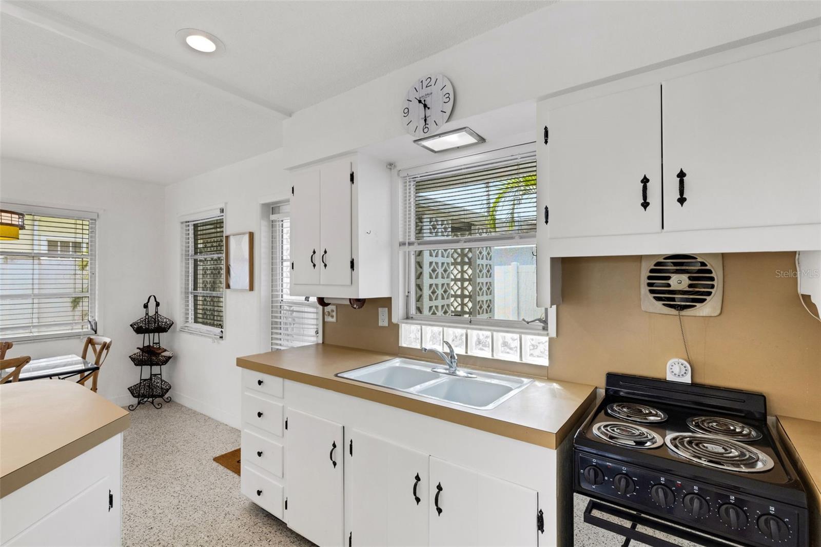 Listing photo id 33 for 533 Granada Avenue 1-3