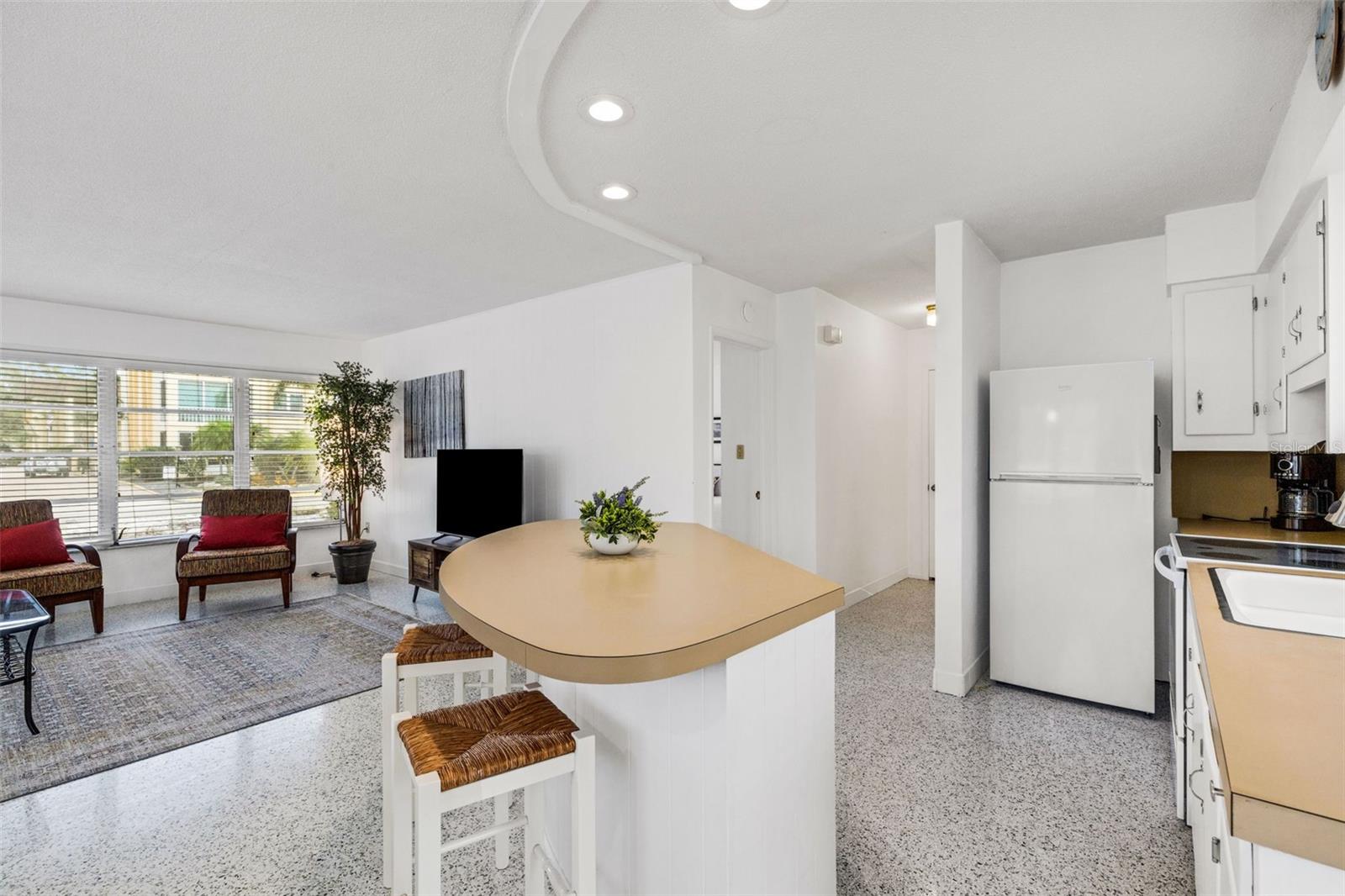 Listing photo id 4 for 533 Granada Avenue 1-3