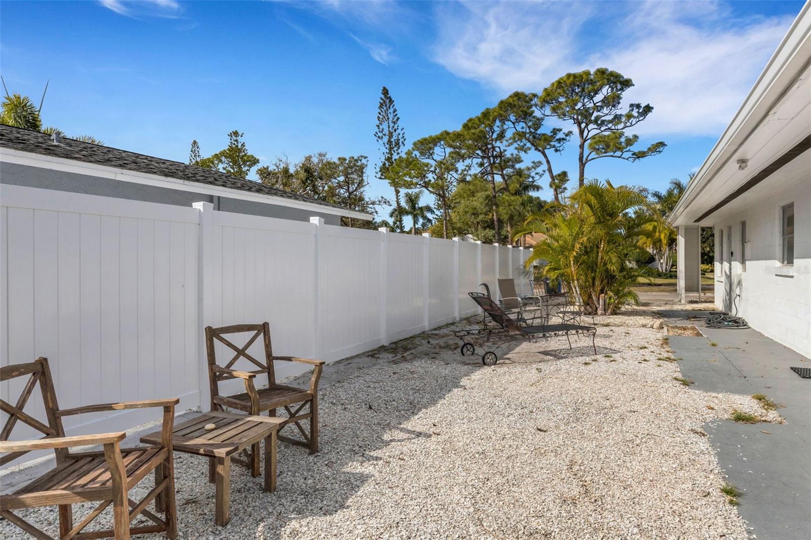 Listing photo id 64 for 533 Granada Avenue 1-3