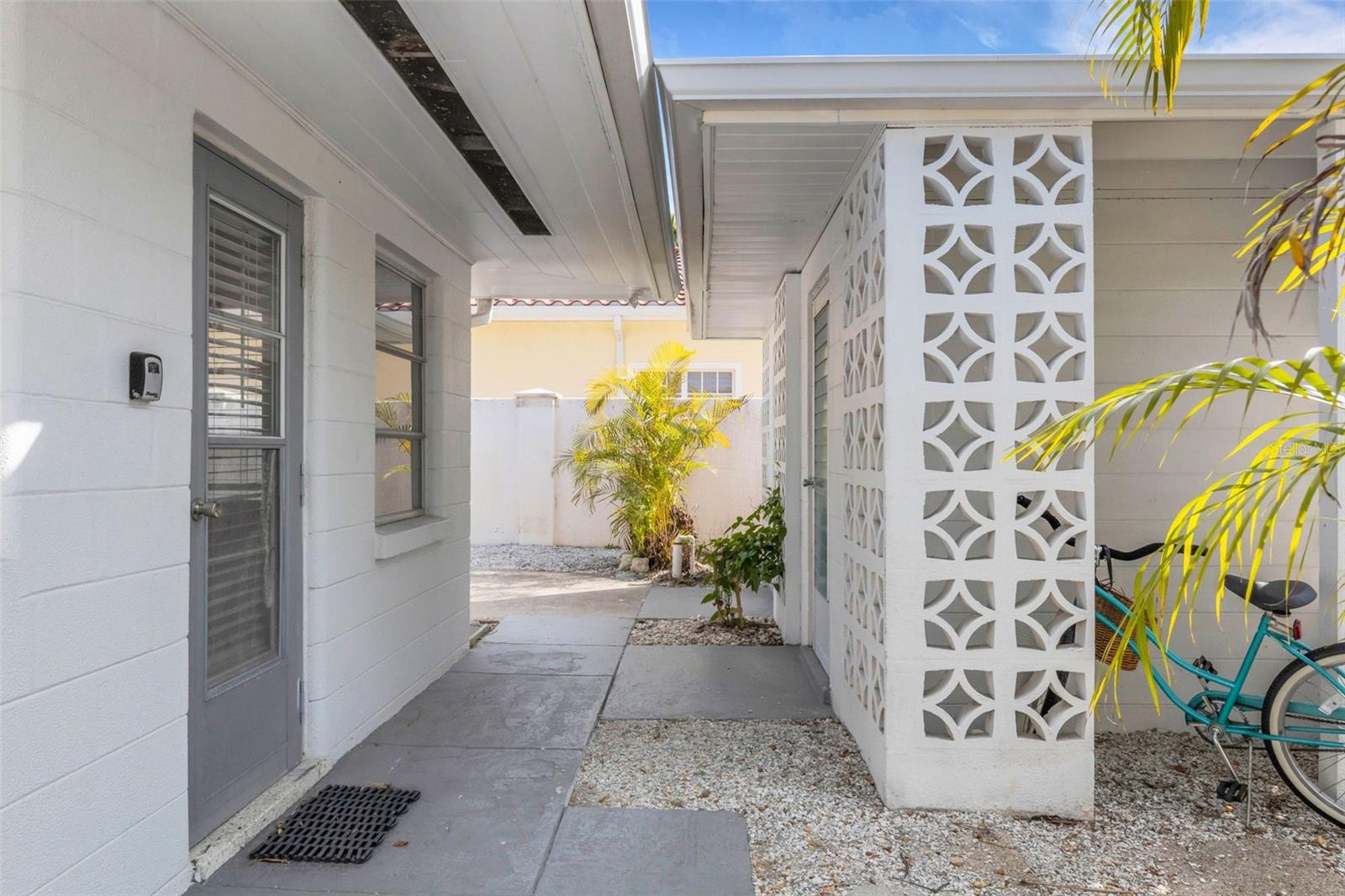 Listing photo id 65 for 533 Granada Avenue 1-3