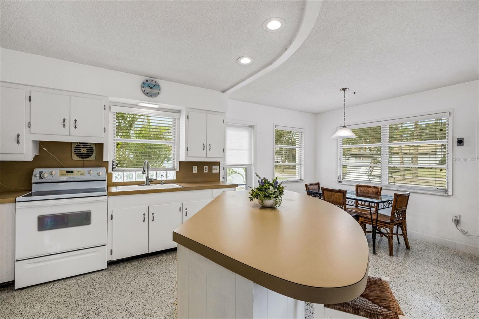 Listing photo id 6 for 533 Granada Avenue 1-3