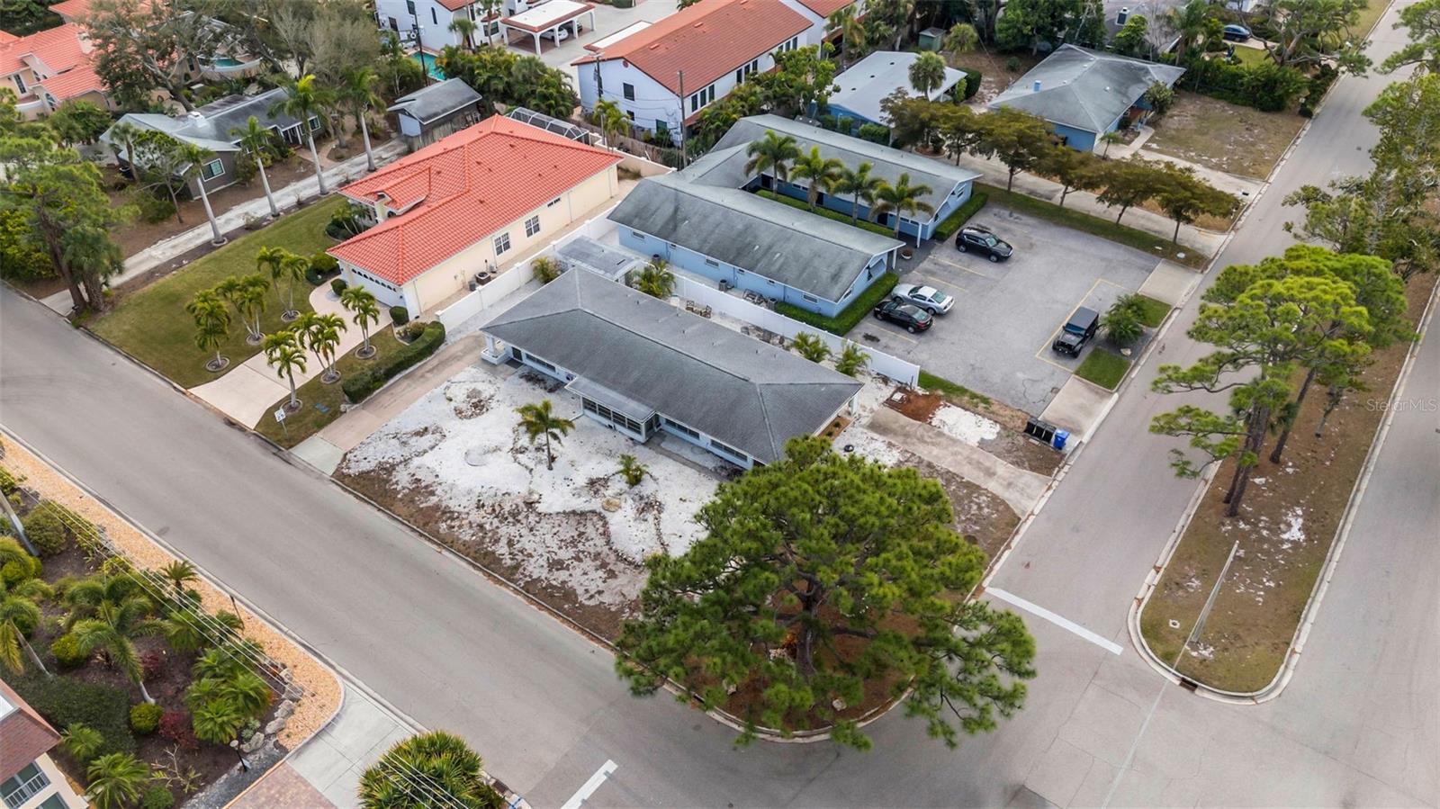 Listing photo id 84 for 533 Granada Avenue 1-3