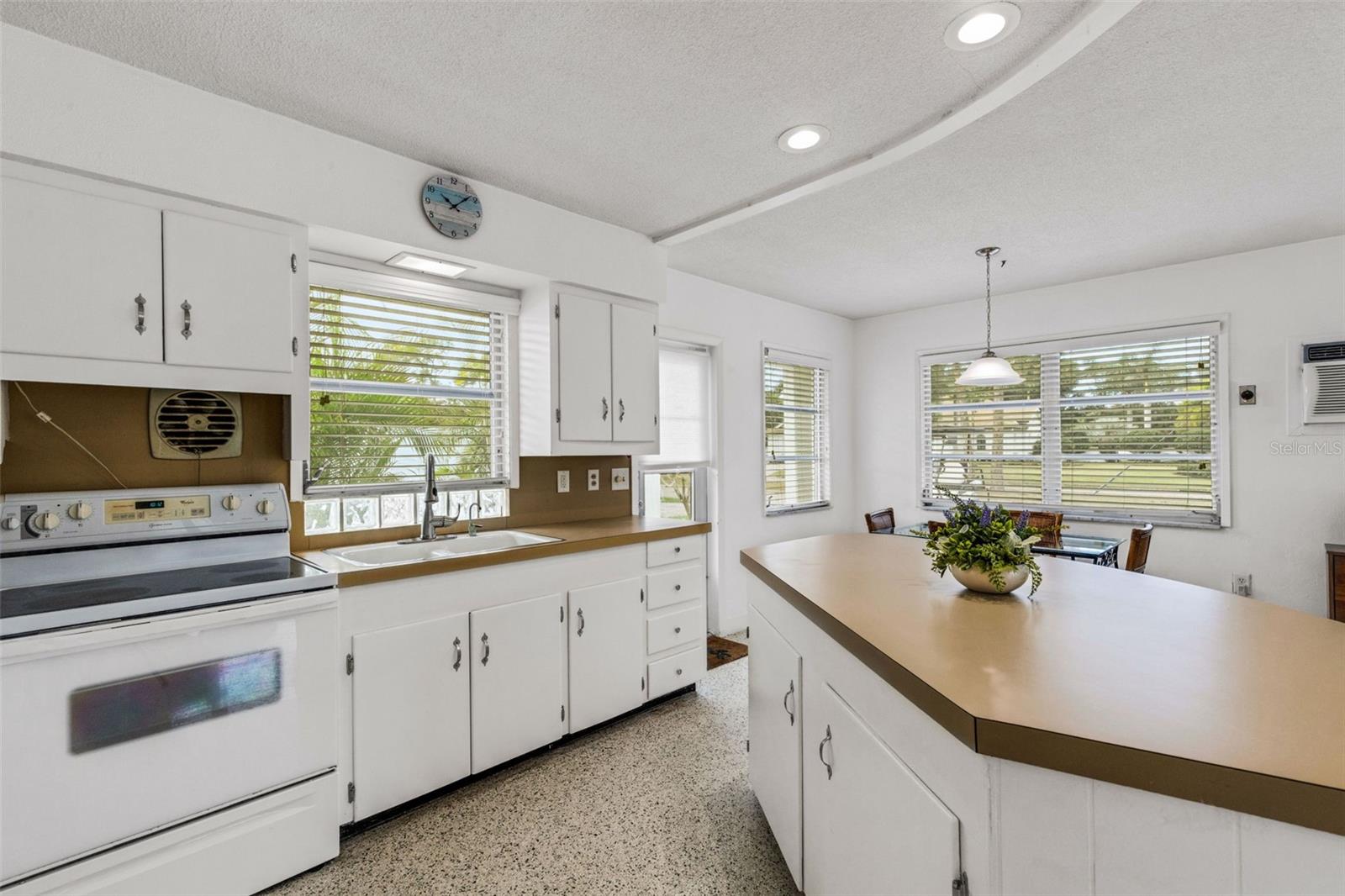 Listing photo id 8 for 531 Granada Avenue