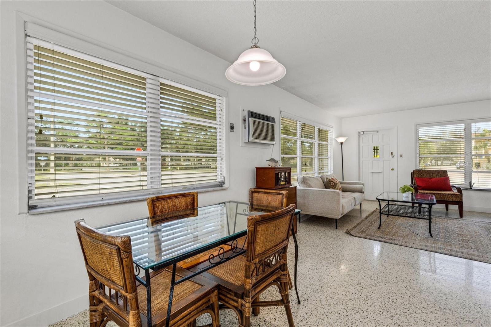 Listing photo id 12 for 531 Granada Avenue